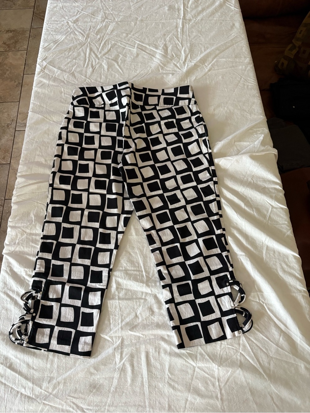 Attyre Black and White Geometric Capris